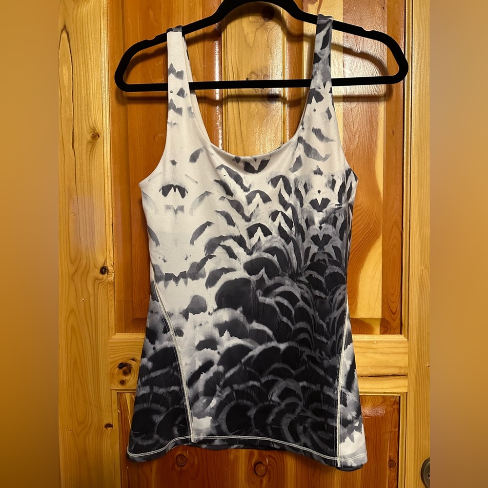 Lululemon tank - Picture 1 of 4